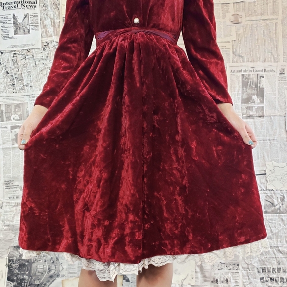 Vintage lightweight red velvet dress. - Picture 3 of 4